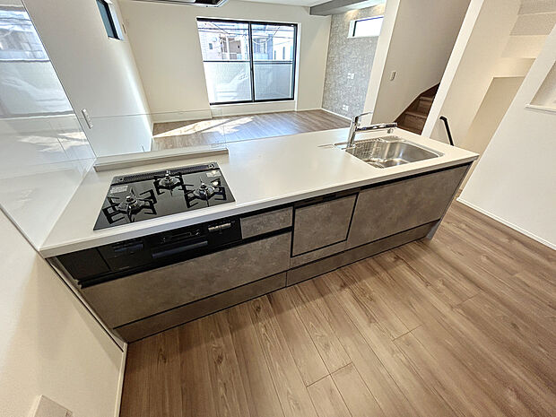 【【建物プラン例：Kitchen】】開放感あるカフェスタイルのおしゃれなフルオープンキッチン！リビング全体が見渡せられるので、子供の様子を見ながら、家族との会話を楽しみながら料理ができます！