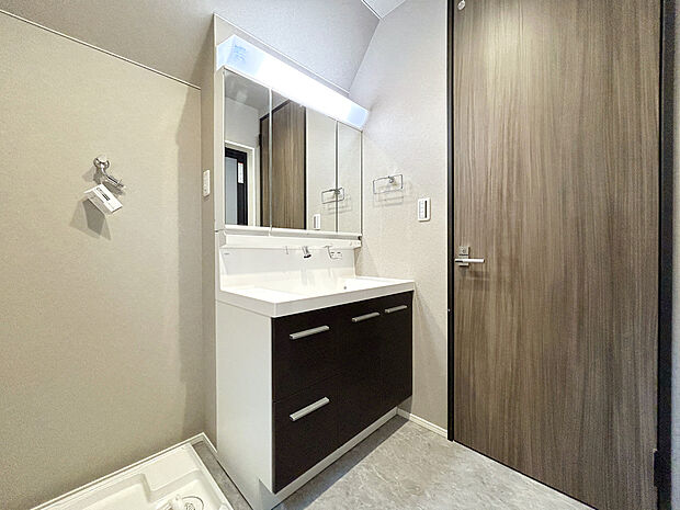 【【建物プラン例：Wash Room】】機能美とデザイン性を両立させた3面鏡付の洗面化粧台。視覚的に広がり感を持たせるだけでなく、機能的にも優れています。