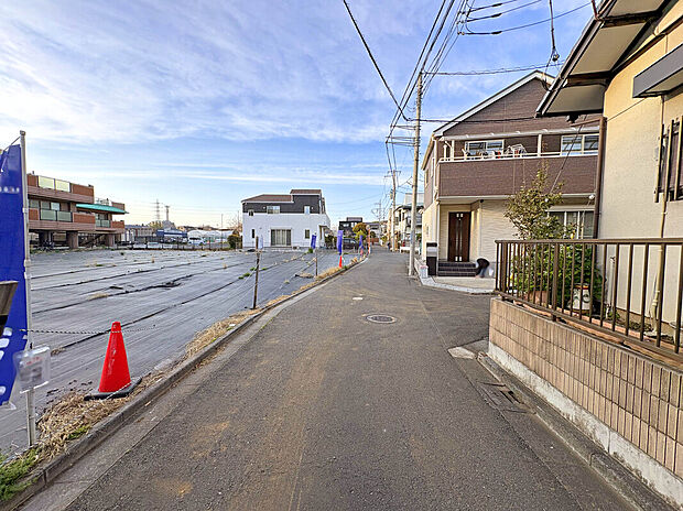 【【前面道路】】スーパーが徒歩10分圏内に多く点在しており、日々のお買い物や休日のまとめ買いなども行き来しやすい距離で便利な住環境。