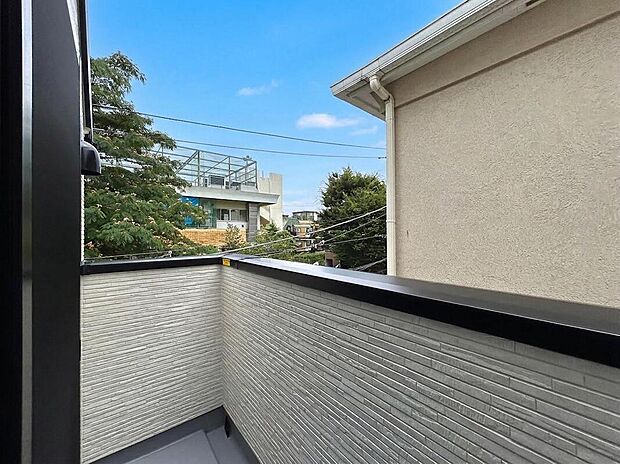 【【Balcony】】爽やかな朝日をたっぷり取り込み、心地よい陽光で一日を気持ちよくスタートでき、午前中は明るく快適な住空間を演出。午後は直射日光が和らぐため、夏場も比較的過ごしやすい住まいです。