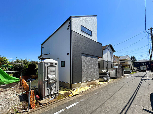 【【外観:7月中旬撮影】】徒歩14分圏内に買い物施設・教育施設が点在している暮らしやすい環境。「野川」のような緑豊かな自然と「調布」駅周辺の賑わいあるエリアを手軽に楽しめる余白ある生活が可能な住環境です。