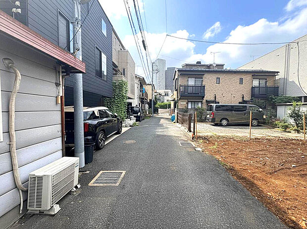 【【前面道路】】スーパー徒歩8分、コンビニ徒歩3分、ドラッグストア徒歩5分で利用可能な立地!日々のお買い物や休日のまとめ買いなども行き来しやすい距離で便利な住環境。