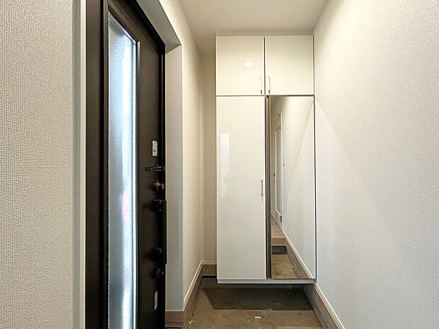 【【施工例：Entrance】】鏡面仕上げのシューズボックスが備わっており、お出掛け前に髪型や服装をチェックすることができます。