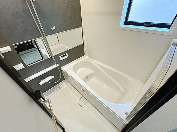 【【建物プラン例:Bath Room】】1坪タイプのバスルーム。足を伸ばしてゆったりと浸かれるのはもちろん、洗い場も広さがあるので立ったりしゃがんだりする動作もスムーズに行えます。