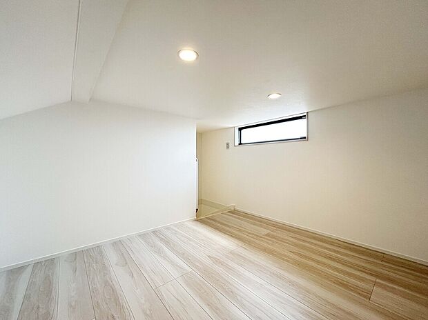 【【施工例:小屋裏収納】】天井が高い家や空間を無駄にせずに収納を増やすために非常に有効です。通気性が良く、湿気が少ない状態で収納ができ、収納力が高く、部屋をすっきりと保ちながら、多目的に活用できる点が大きな魅力です。