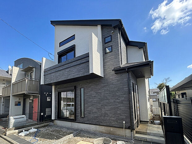 【【外観: 8月中旬撮影】】京王線「仙川」駅まで徒歩7分の希少立地にZEH水準×耐震等級3の高品質住宅!
2階にあるので、直接室内を見られないプライバシーの保たれるプランニング。