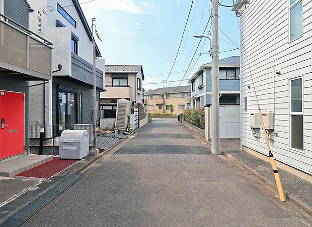 【【前面道路】】甲州街道にすぐアクセスできる立地ながら、交通量の少ない道路に面しているため、落ち着いた雰囲気で暮らすことができます。