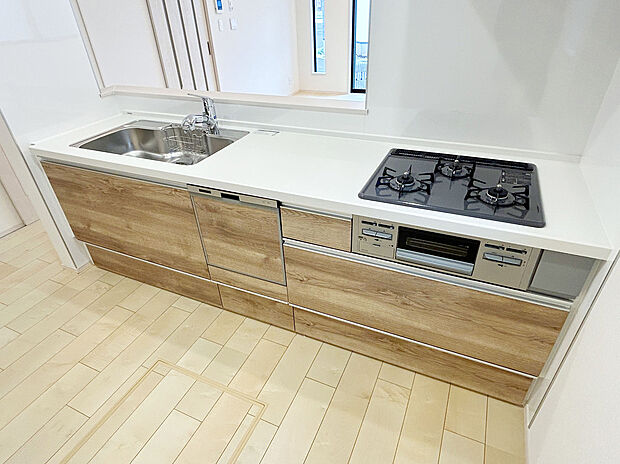 【【Kitchen】】開放感あるカフェスタイルのおしゃれなフルオープンキッチン採用！リビング全体が見渡せられるので、子供の様子を見ながら、家族との会話を楽しみながら料理ができます！