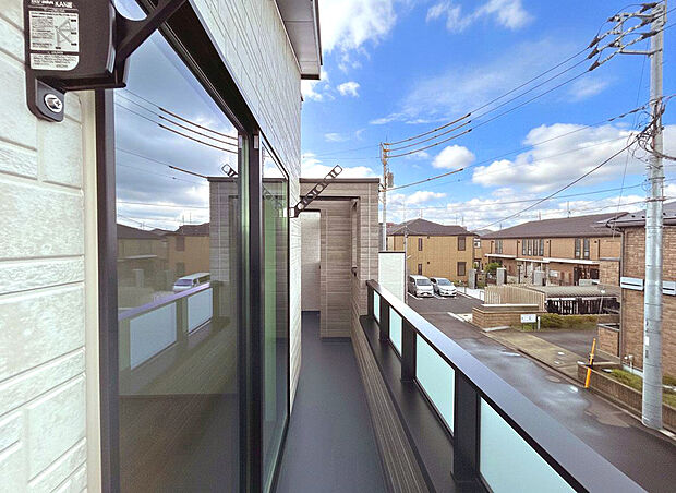 【【Balcony】】南向きバルコニーで日中の太陽光を取り入れやすいため、部屋が暖かくなり、暖房の使用が減る可能性があります。エネルギー効率が向上することで、光熱費の節約にもなります。