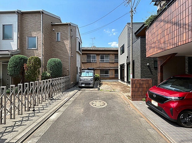 【【前面道路】】駅近という都市生活の軽快さと、ゆとりある住空間を一邸に凝縮した、これからの暮らしに相応しい住まい。広さだけを追求するのではなく、家族が集う時間そのものを豊かにします。