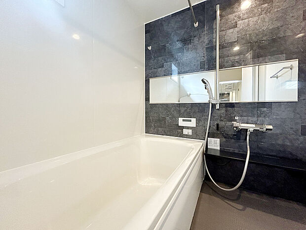 【【Bath Room：1号棟】】浴室乾燥暖房機付き1坪タイプのバスルーム。足を伸ばしてゆったりと浸かれるのはもちろん、洗い場も広さがあるので立ったりしゃがんだりする動作もスムーズに行えます。