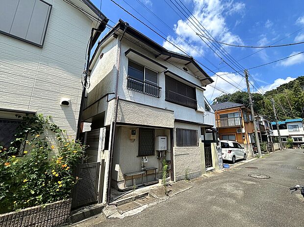 【【外観:現況古屋あり】】最寄り駅の「仙川」駅から都心の「新宿」駅まで最短約20分ほどで行くことが可能!甲州街道にアクセスできる立地でお車での移動もスムーズ。