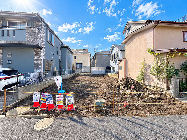 【【外観:9月中旬撮影】】シューズインクローゼットのある住まい。家族の靴や荷物をまとめて収納できる便利な玄関収納。キッチン近くにパントリーがあり、食品や日用品をまとめて収納。キッチンをすっきり保てます。