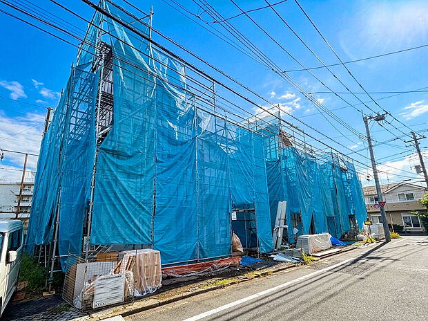 【【外観:9月中旬撮影】】「成城学園前」駅まで1駅。成城学園前から通勤急行利用で「新宿」駅へ約18分。「渋谷」駅約21分、「大手町」駅約38分、「品川」駅約45分と都内主要駅へのアクセスも良好