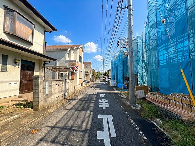 【【前面道路】】住まいのすぐそばには子どもたちが思いきり遊び、家族がゆったりと休日を過ごせる公園や緑の環境が広がっていることも、この街を選ぶ大きな理由になります。