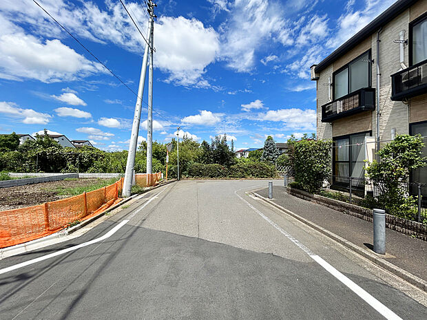 【【前面道路】】スーパーやコンビニなど商業施設は徒歩9分圏内に点在しており、普段のお買い物に足を運びやすい住環境となっております。