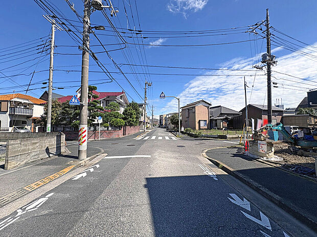 【【前面道路】】落ち着いた街並みと生活利便性が調和した花畑エリアに位置し、毎日の暮らしを快適に支えてくれる住環境が魅力のロケーション。