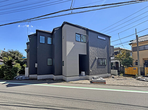 【【外観 1号棟:9月下旬撮影】】新宿方面へスムーズ。通勤も休日のお出かけも軽快。都心アクセスと穏やかな暮らしがちょうどいい街並みに佇む長期優良住宅。開放的なロケーションで快適な暮らしが叶います。