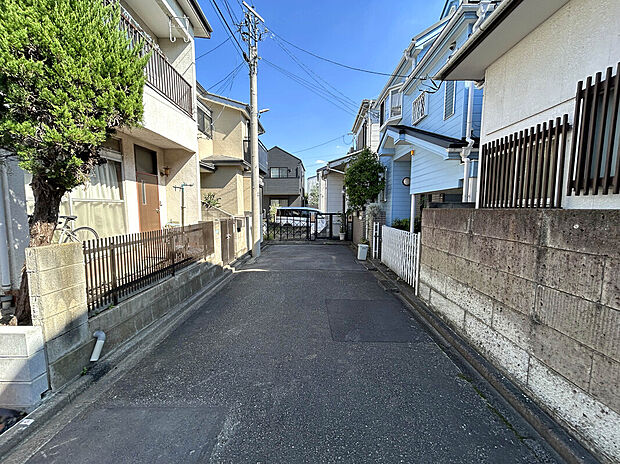 【【前面道路】】スーパー徒歩6分、コンビニ徒歩4分、ドラッグストア徒歩7分と買い物施設が利用しやすい徒歩圏内に点在。教育施設徒歩19分圏内。徒歩13分圏内には緑豊かな公園が充実している住環境。
