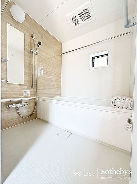 【バスルーム】広々とした浴槽はゆったり半身浴したり足を伸ばし