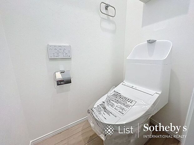 【トイレ】■トイレ■４号棟白を基調とした、シンプルながらも落ち着くデザイン。洗浄付き温水便座で機能性も兼ね備えています♪毎日に欠かせない大切な空間です。
