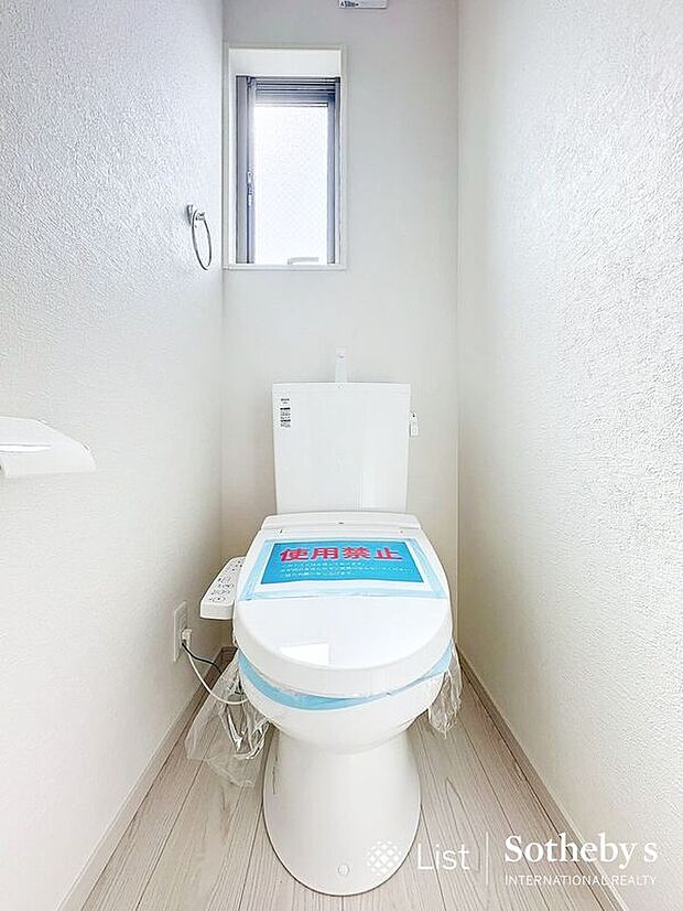 【トイレ】■トイレ■ウォシュレット付きトイレでいつも快適な1日をスタートできます！窓も付いているので空気の入れ替えも楽にできます。トイレが2ヶ所あるので朝の混雑時にも便利ですね！