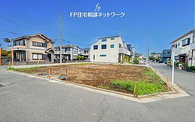 【角地の開放感、お車並列2台駐車可能（車種による）なゆとりの敷地。】 その他