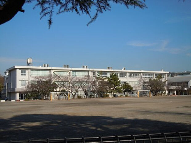 久里浜小学校(約880m)