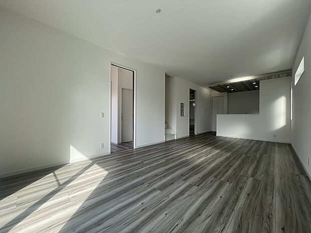 同社施工例よりリビングのご紹介です。
天井高2.6mととても開放的な空間に仕上がります!