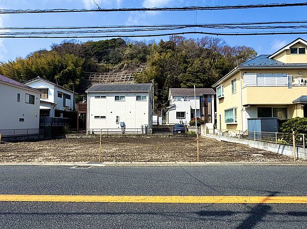 前面道路は8mのため、圧迫感もなく陽当たりも良好です