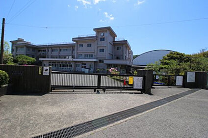 横須賀市立城北小学校 約 565m(約8分)