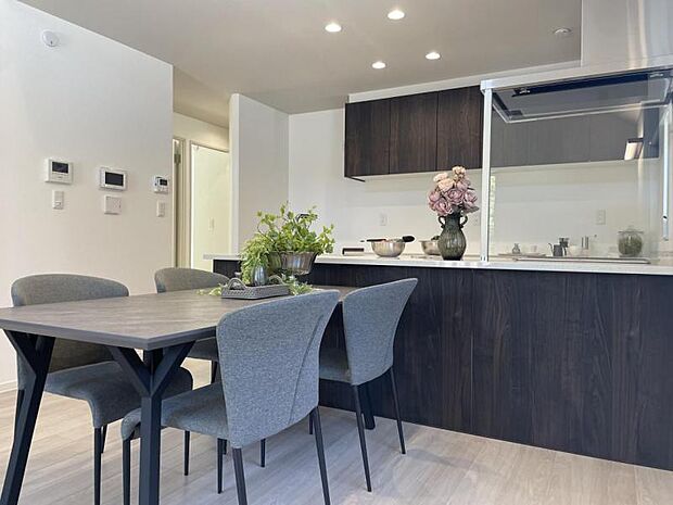 ダイニングキッチン【107号地】（2024年7月撮影）配膳・片付けが楽になるダイニングキッチン