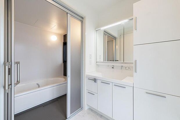 洗面室【5号地】（2023年1月撮影）洗面室にランドリースペースが隣接しており、使い勝手の良い水廻り空間。