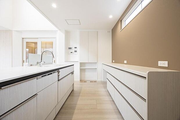 キッチン【1号地】（2024年10月撮影）パントリーと家事カウンターにもなるスペースで家事ラクポイント