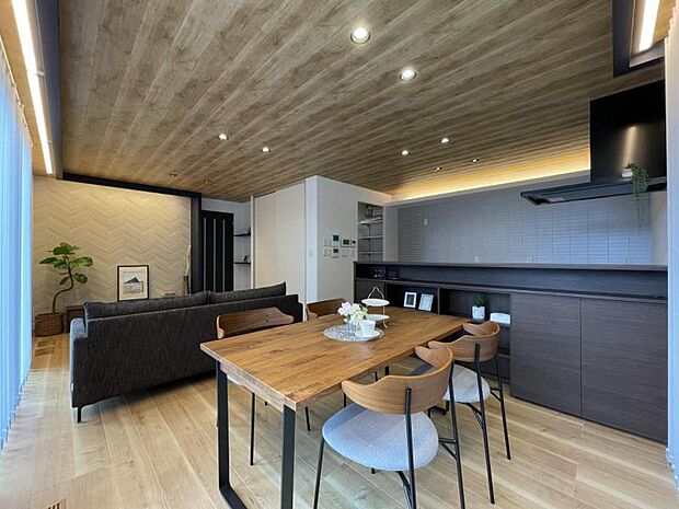 ダイニングキッチン【1号地】(2025年10月撮影)L型開口によりたっぷり光が入るダイニングで朝食