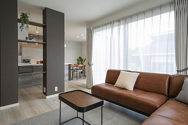 リビング【9号地】(2025年7月撮影)南向き、開放感のあるリビングで、大きな窓から差し込む暖かな光が心地よく感じられます。