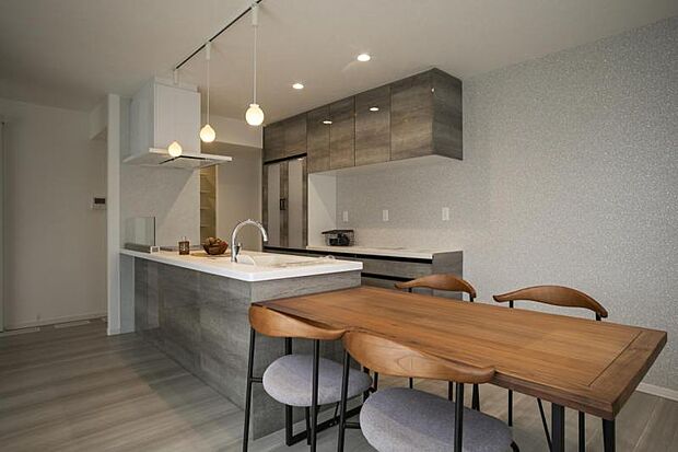 ダイニングキッチン【9号地】(2025年7月撮影)並列型のキッチンになっており、料理の配膳もラクチン!