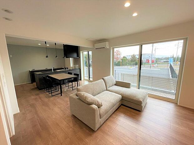 リビング【9号地】(2024年1月撮影)ゆったりと家族でくつろぐことができる広々としたリビング。大きな窓からお庭を眺めることもできます。