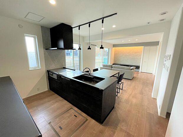 キッチン【9号地】(2024年1月撮影)IHヒーター、食洗器、タッチレス水栓を兼ね備えており、全体が見渡せるキッチンは料理をしながら子供の姿を見ることができます。