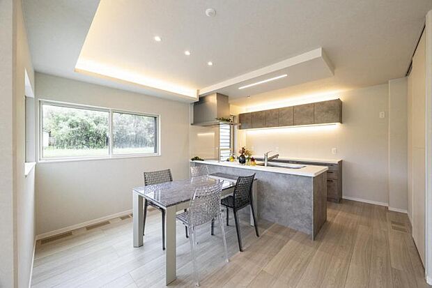 ダイニングキッチン【14号地】（2024年6月撮影）間接照明で温かく優しい食卓