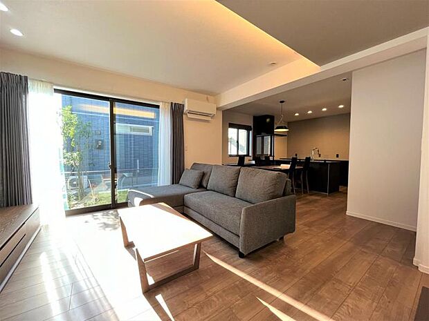 リビング【7-3号地】(2024年1月撮影)柔らかい光が包み込んでくれる、開放感のあるリビング。