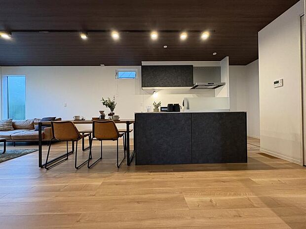 ダイニングキッチン【5号地】（2025年9月撮影）キッチン-ダイニングが横並びで配膳や片付けも楽に