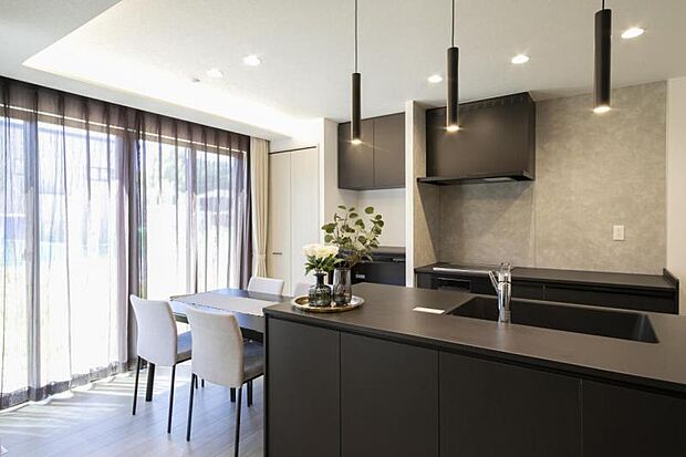 ダイニングキッチン【5-11号地】（2025年7月撮影）料理の配膳・片付けに便利な、キッチン隣接のダイニング