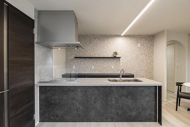 キッチン【8号地】（2025年6月撮影）グレイッシュモダンでコーディネートされたオープンキッチン。