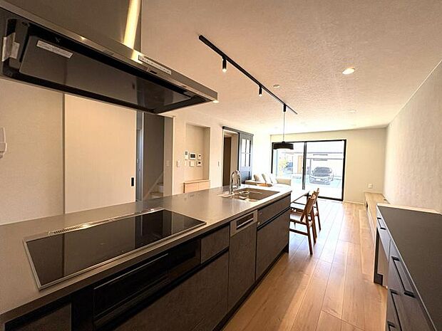 キッチン【8号地】(2026年8月撮影)食材の収納に便利な広いパントリーが付いた対面キッチン。たくさんの食器も一度に洗えるフロントオープン型の食器洗浄機付き。