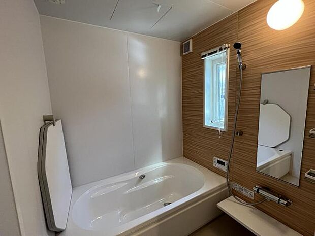 【浴室【7号地】（2022年3月撮影）】木調が優しい雰囲気のアクセントウォールや断熱ふたなどの充実機能がうれしい浴室。
