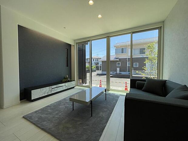 【リビング【110号地】（2025年6月撮影）】南面の大きな窓から明かりがふりそそぐリビング