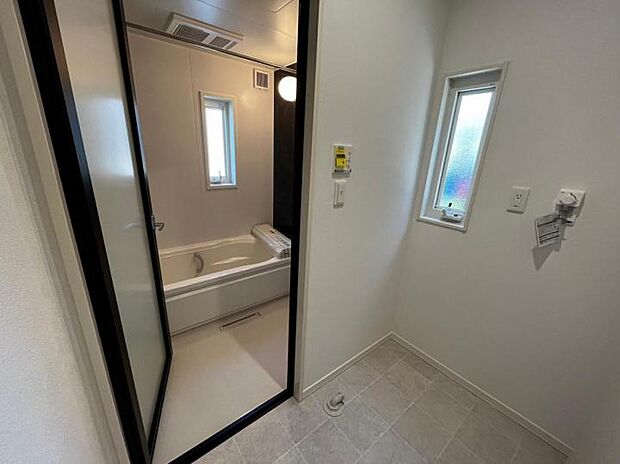 【浴室【9号地】（2023年4月撮影）】浴室乾燥機付きの広々な浴室になっております。