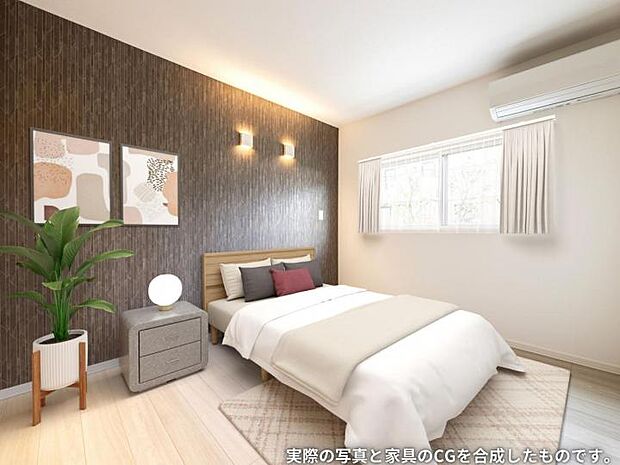 【主寝室【1号地】（2024年10月撮影）】落ち着いたアクセントクロスと間接照明が安らぎを与えてくれる寝室