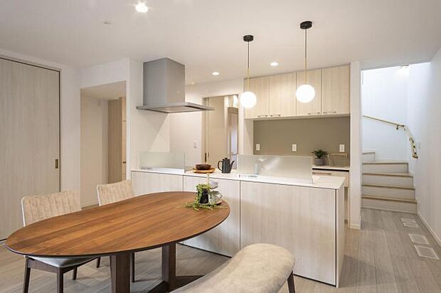 【ダイニングキッチン【4号地】(2025年7月撮影)】キッチンに隣接した配膳しやすいダイニングで、家事の負担を軽減できます。食事中にテレビも見やすい配置です。